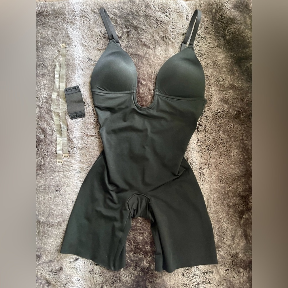 NWOT SPANX Suit Your Fancy Plunge Low-Back Mid-Thigh Bodysuit in Black, Small - Picture 2 of 8